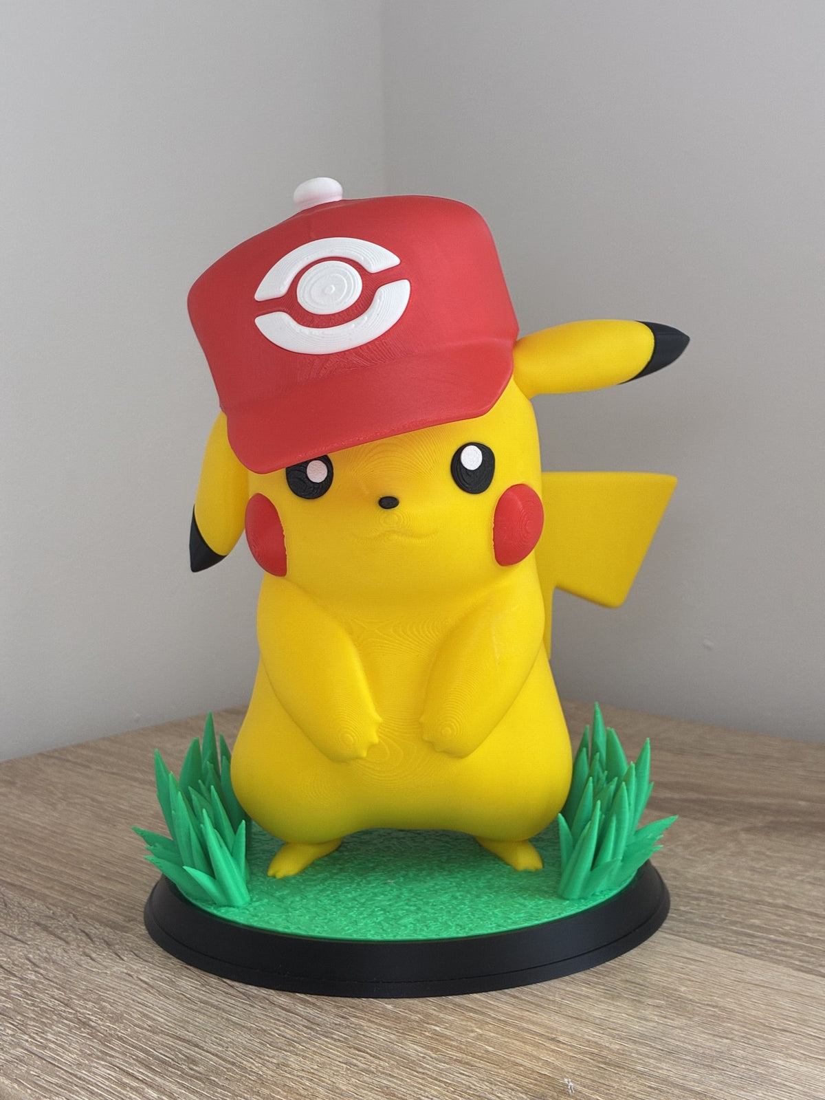 Pikachu con gorra, figura 3D, vista frontal